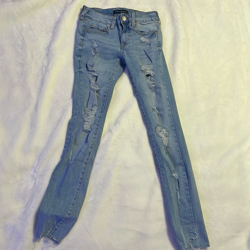 Distressed low rises jeans